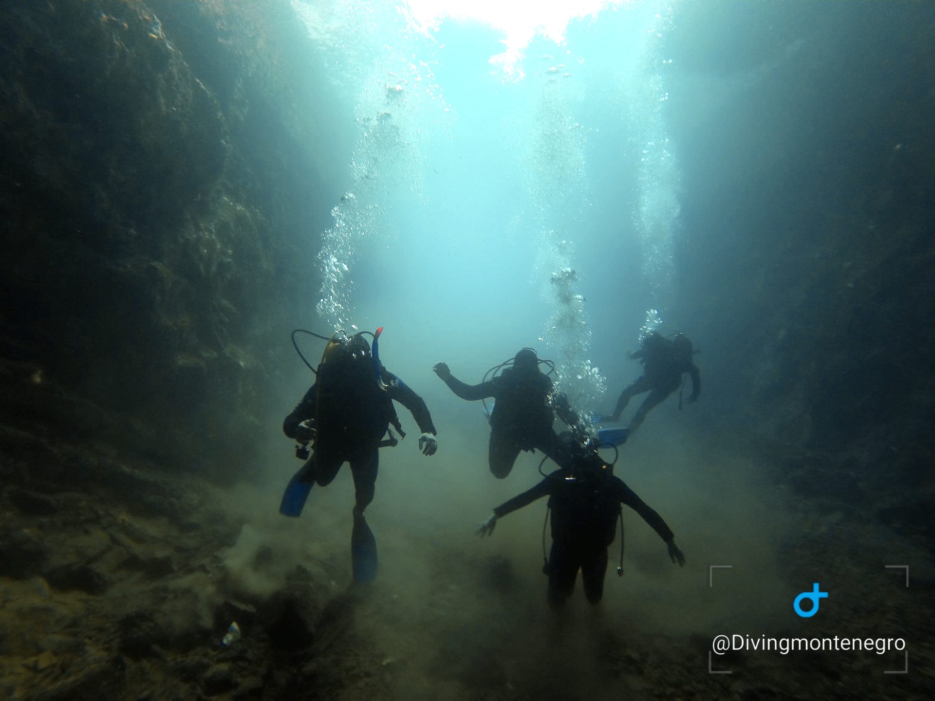 Submarine tunel photo 6