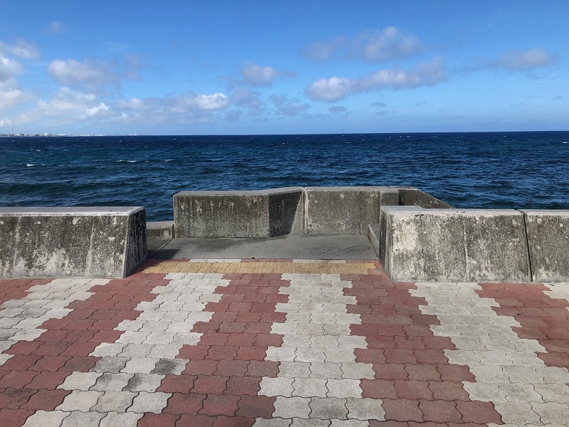 Sea wall the Center photo 2