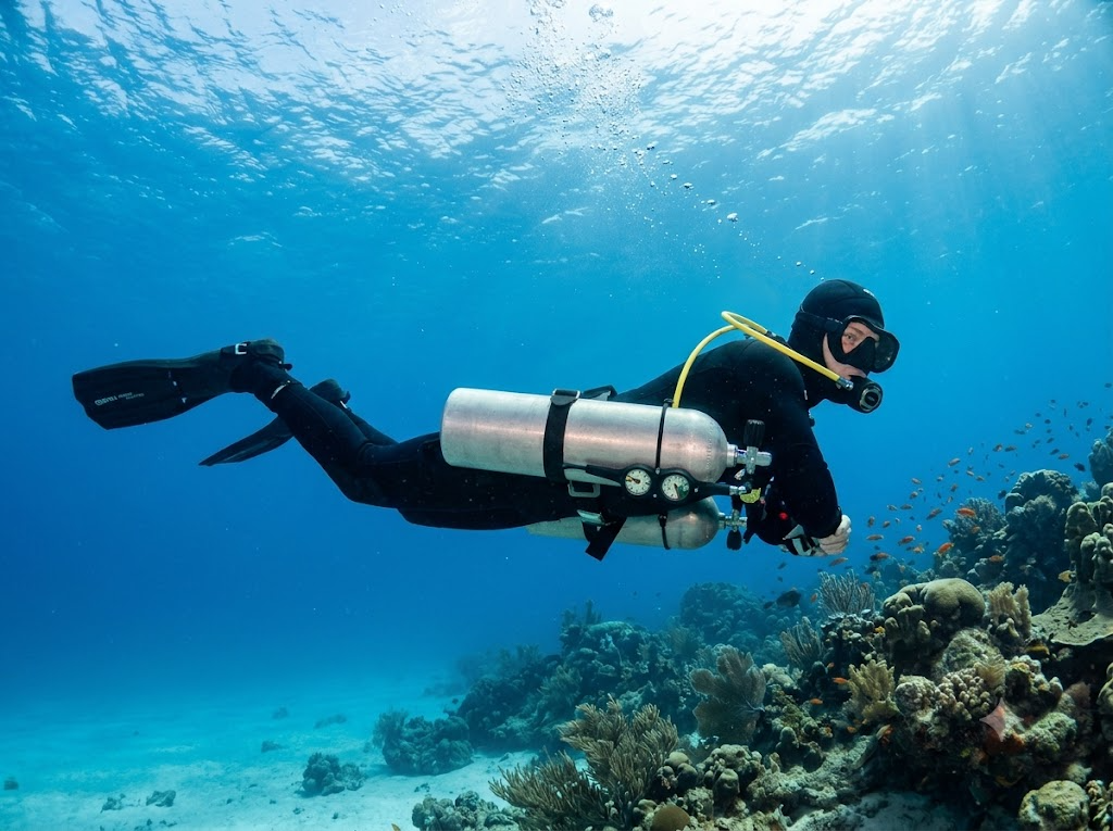 Sidemount-Taucher in horizontalem Trim mit Flaschen an den Flanken