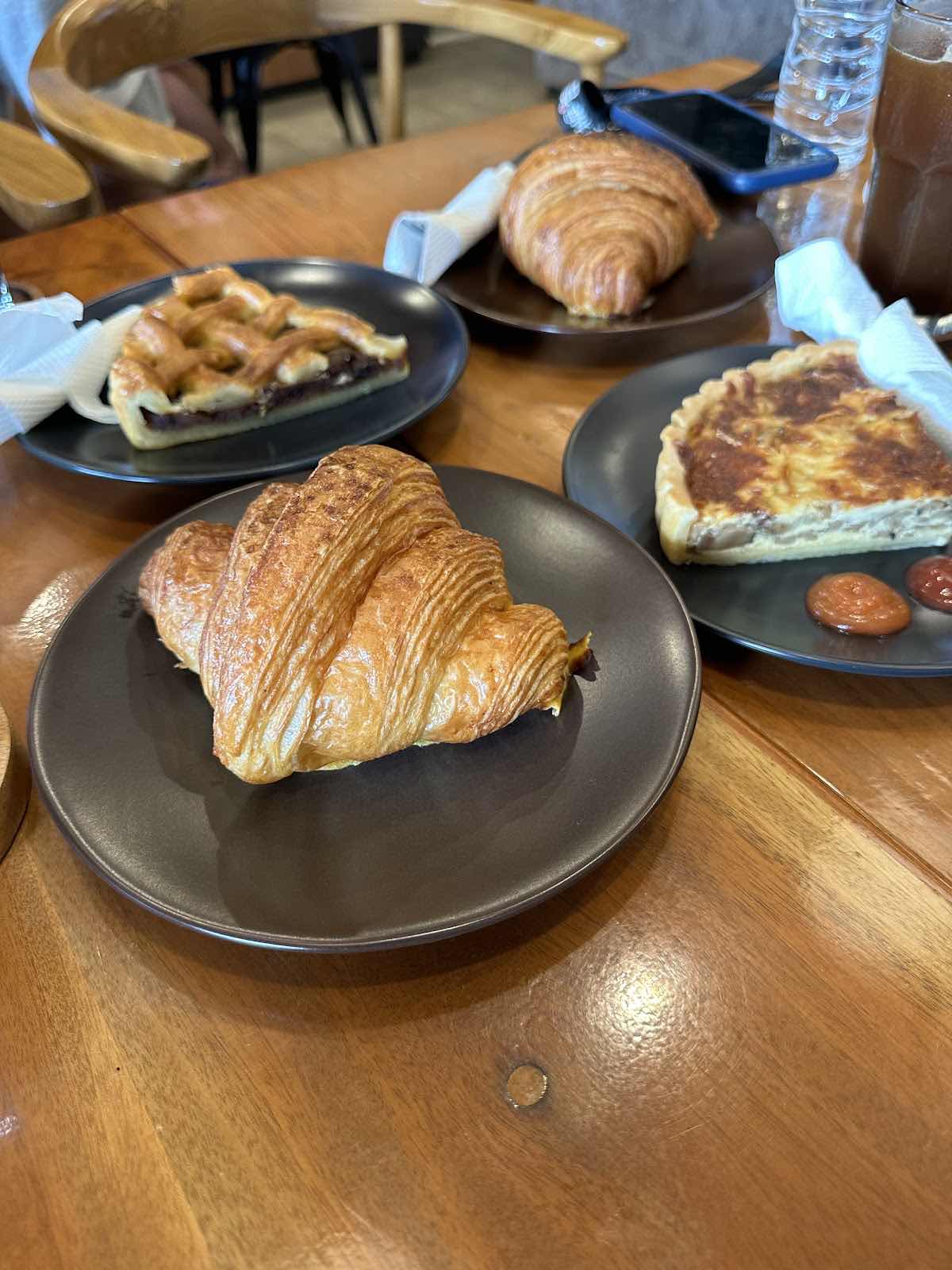 KOMODOUGH Artisan Bakery & Coffee photo 3