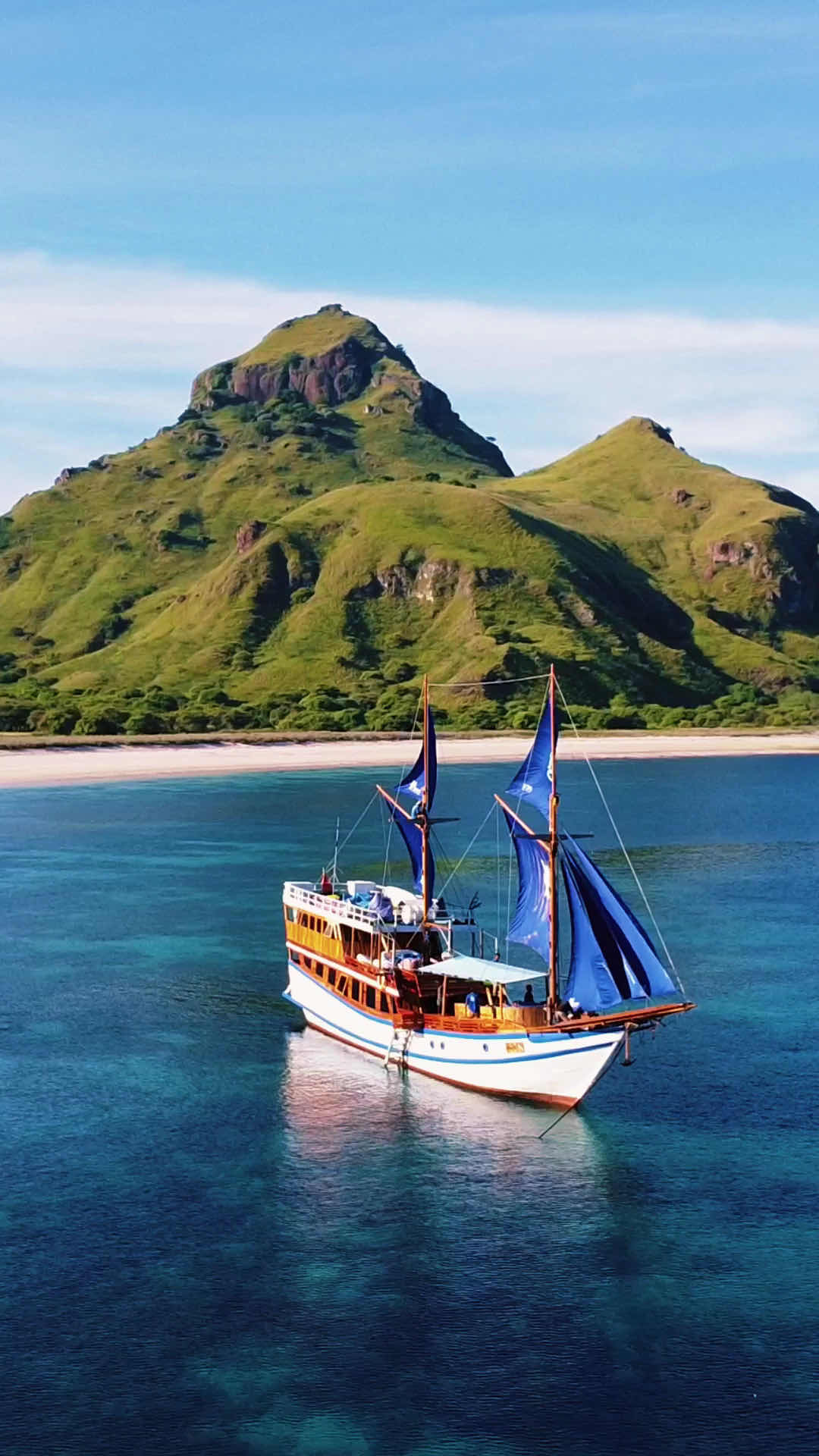 Sewa Kapal Labuan Bajo | Paket tour labuan bajo | Open trip Labuan Bajo | Paket wisata Labuan Bajo | LBJ Boat Charter photo 3