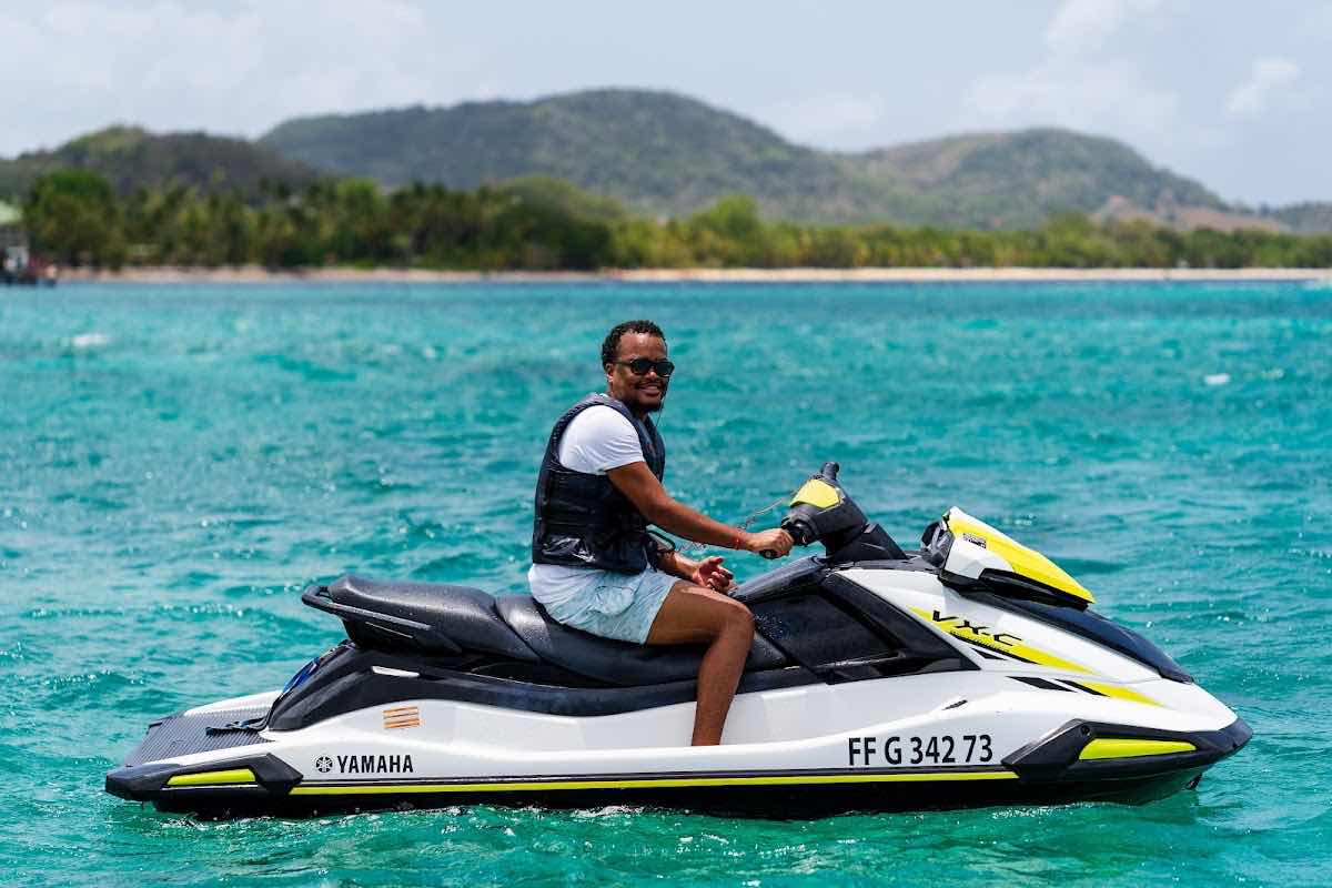 Zone2glisse, Balade en bateau, Bouées tractées, Wakeboard, sud caraïbe Martinique, Bateau-ecole photo 4