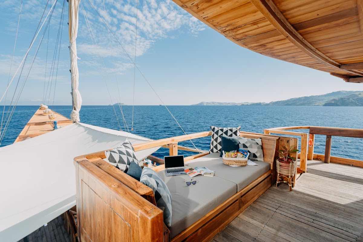 Escape Liveaboard Office photo 8